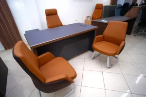 Bureau de Direction avec Retour et Caisson Mobilité Gris D160 Ref ZK-A5-16, Design Moderne et Fonctionnel.