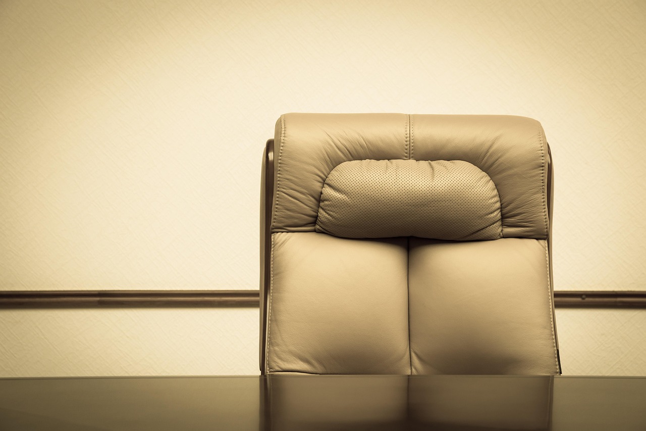 Chaise de bureau ergonomique haut de gamme avec appui-tête, dossier en mesh respirant et accoudoirs réglables - modèle premium disponible au Maroc