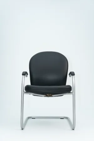 Chaise visiteur en cuir noir d’occasion avec piètement luge métal
