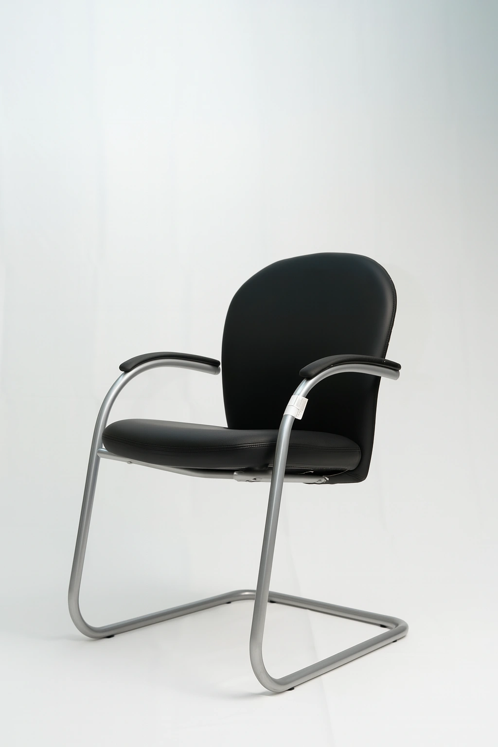 chaise-visiteur-cuir-noir-occasion-metal-3