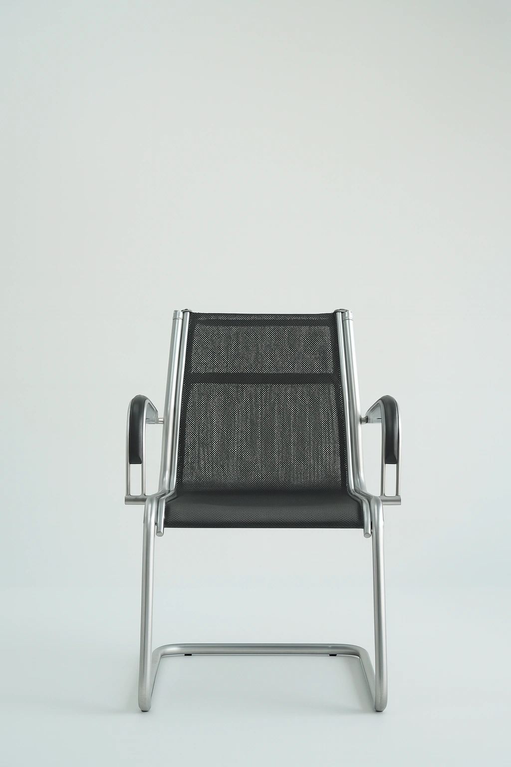 chaise-visiteur-sitland-occasion-maille-noire-metal-1