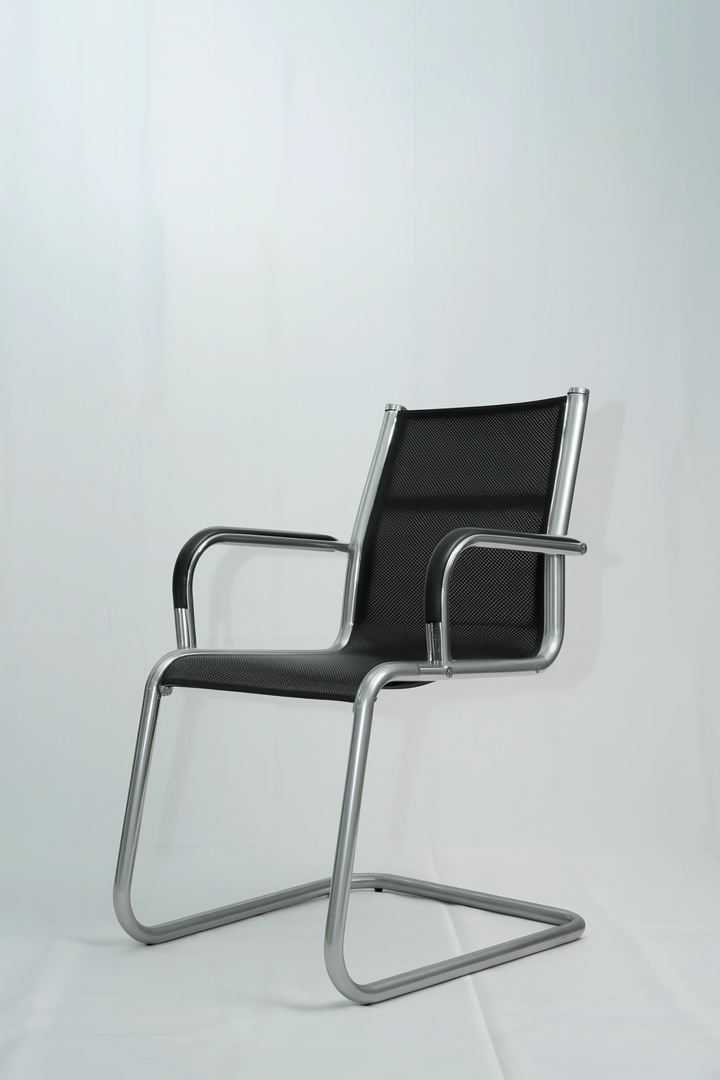 chaise-visiteur-sitland-occasion-maille-noire-metal-3